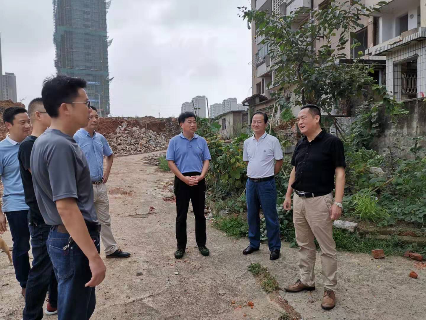 為加快方家沖、造紙廠和桂花園新安置區(qū)建設(shè)，2019年9月5日下，市城建集團(tuán)總經(jīng)理衛(wèi)民陪同市政府副秘書長(zhǎng)劉陳寅深入項(xiàng)目建設(shè)現(xiàn)場(chǎng)，調(diào)度推進(jìn)安置區(qū)征遷工作.jpg