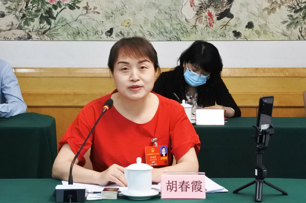 5月23日，全國人大代表胡春霞在參加分組審議政府工作報告時發(fā)言。新華社記者　吳雨　攝
