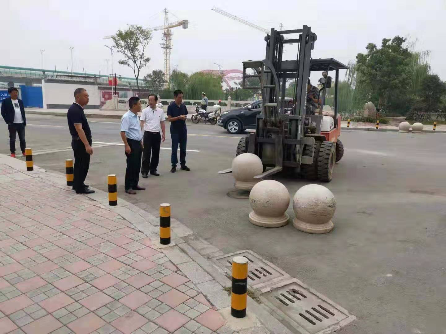 為向新中國成立七十周年獻(xiàn)禮，市城建集團(tuán)攻堅克難，實現(xiàn)了北門棚改區(qū)域民生路10月1日零時順利通車。國慶假期，市城建集團(tuán)堅持做好一線工作，在與交警部門共同做好民生路通車保障工作外，抓細(xì)節(jié)，抓落實，確保其他各項工作有序推進(jìn)。.jpg